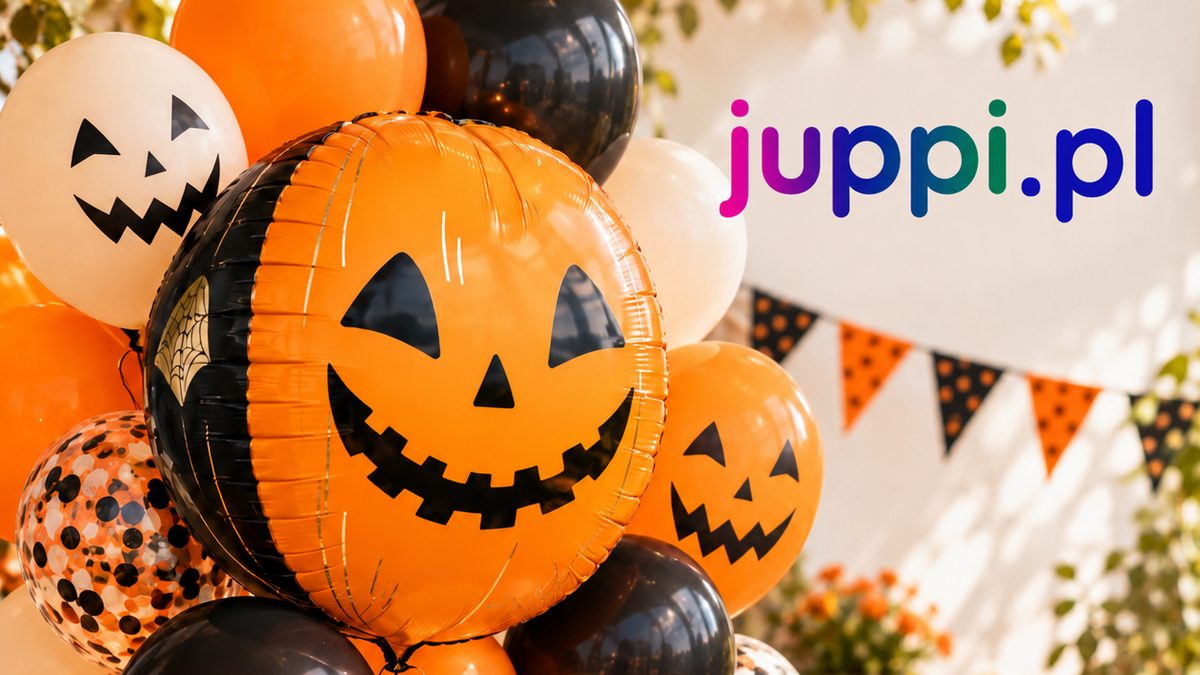 Bukiet balonów na Halloween — foliowa dynia, pomarańczowe i białe balony z buziami dyni, czarne i przezroczyste z konfetti; w tle girlanda z chorągiewek