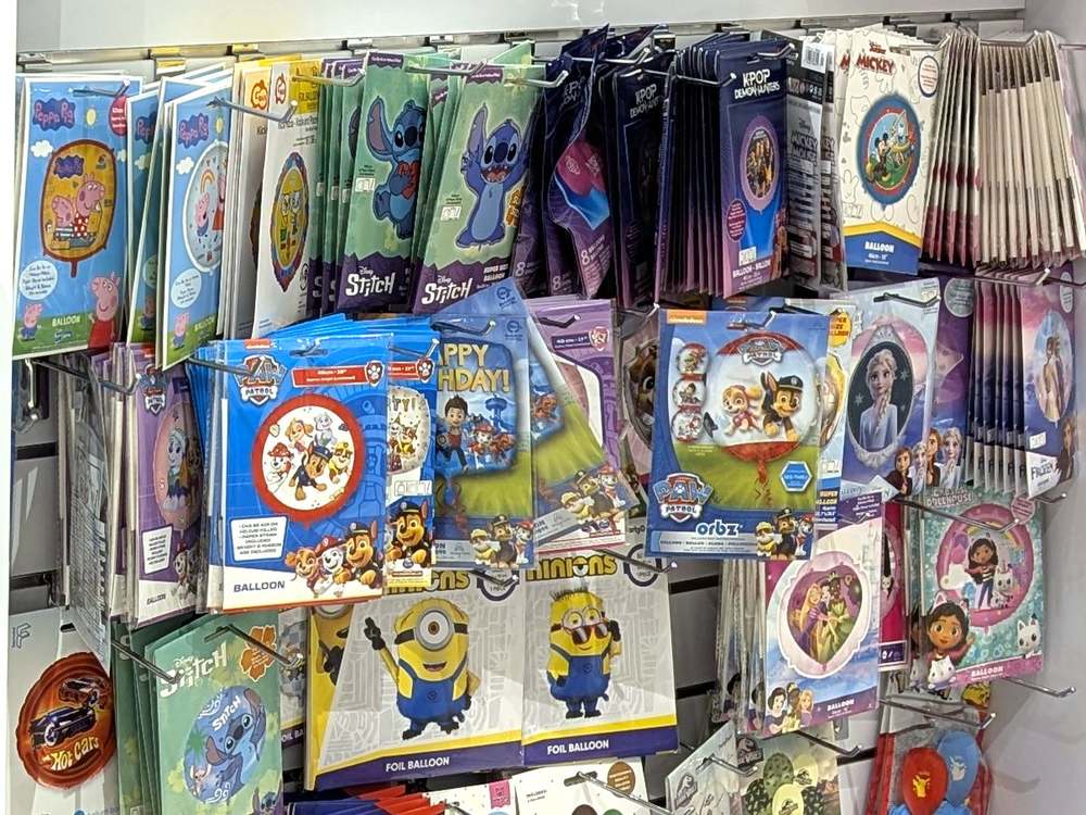 Balony foliowe z bohaterami bajek na stojaku w sklepie juppi — do napełnienia helem na miejscu