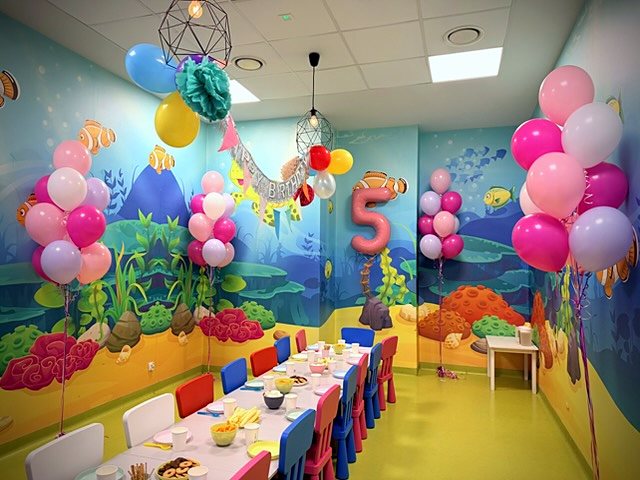 Sala zabaw na 5. urodziny w całości: cyfra 5 i bukiety balonów z helem