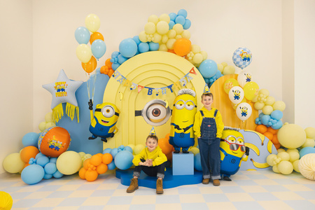 Balon foliowy pastylka Minionki 35 x 35 cm