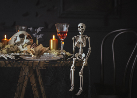 Dekoracja Kościotrup Halloween biała 40 cm